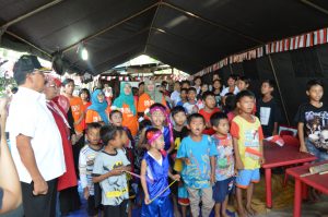 Mayjen (Purn) TNI Soenarko, Pembina Yayasan Bhakti As-Diraa, bersama warga lain dan anak-anak menyanyikan lagu kebangsaan Indonesia Raya/ foto: eky sketsindonews.com