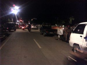 Suasana jalan yang menjadi lahan parkir