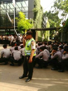 Pihak Kepolisian berjaga di depan Kantor Gojek, Kemang