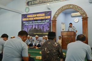 Komandan Lanud Adisutjipto saat memberikan sambutan pengantar dalam peringatan Maulid Nabi Muhammad SAW 1438 H di Masjid Abdurrachim Lanud Adisutjipto, Rabu (14/12). (Dok. Pentak Lanud Adusutjipto)