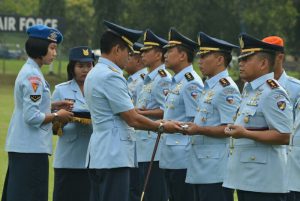 Komandan Lanud Adisutjipto, Marsekal Pertama TNI Ir Novyan Samyoga, MM, saat menyerahkan Tongkat Komando pada Upacara Sertijab Komandan Skadik 101, Skadik 102, dan 104 Lanud Adisutjipto di Lapangan Jupiter, Lanud Adisutjipto, Senin (10/2). (Dok. Pentak Lanud Adisutjipto)