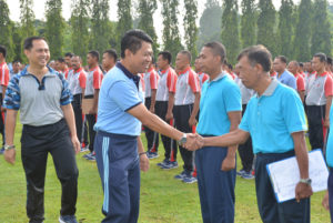 Keterangan Gambar Komandan Lanud Adisutjipto Marsekal Pertama Ir Novyan Samyoga ,MM saat memberikan ucapan selamat kepada para atlit usai membuka Pekan Olah raga antar satuan di Lapangan Jupiter, Selasa (14/2). (Dok. Pentak Lanud Adisutjipto)