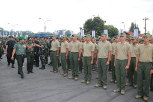 44. Yonif Mekanis 412 Kostrad Amankan Pembukaan Turnamen Sepak Bola Piala Presiden (2) (FILEminimizer)-1