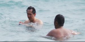 Ahok-berenang-di-pantai-foto-twitter-JPNN
