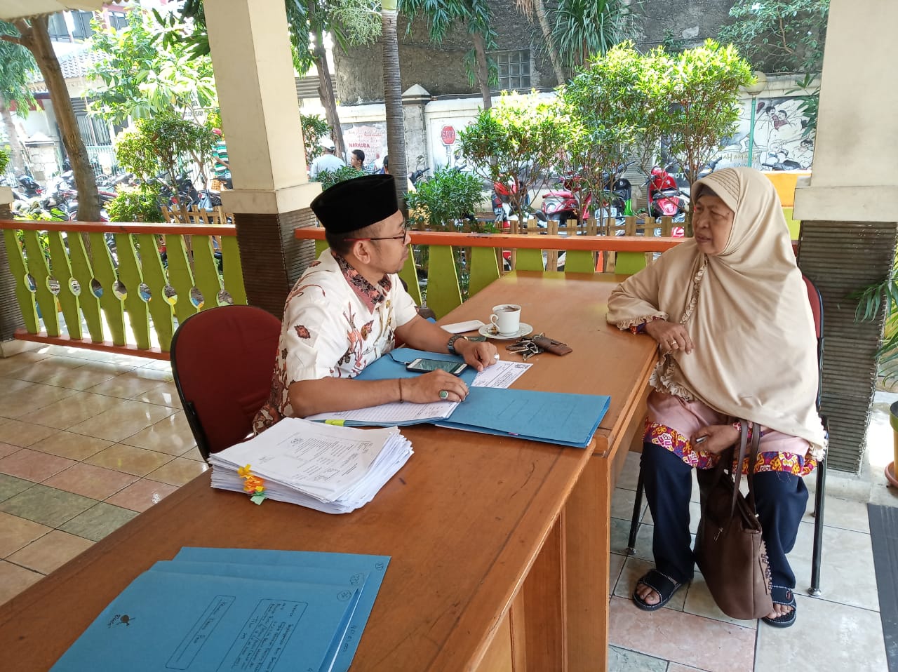 Lurah Kampung Rawa Suherman saat melayani warga yang berkunjung ke Kantor Kelurahan. (Dok. Pribadi)