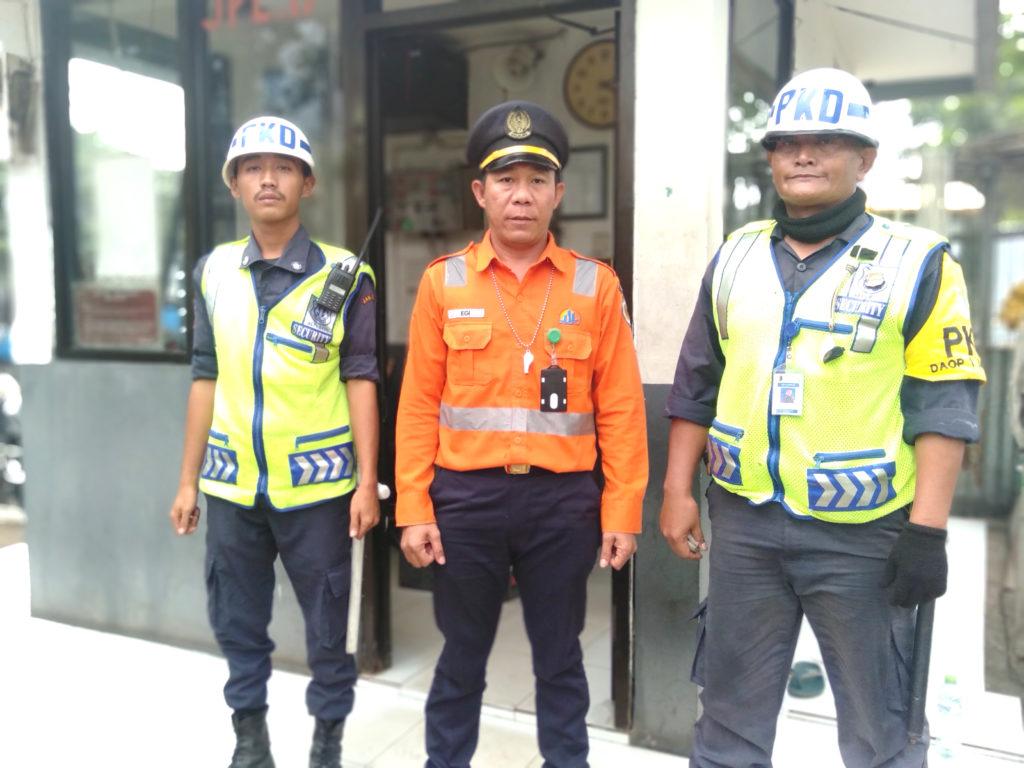 Tim palang pintu KA Kemayoran 