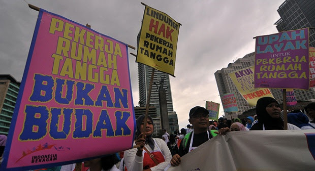 Sejumlah pekerja rumah tangga (PRT) menggelar aksi unjuk rasa, dalam peringatan Hari Perempuan Internasional di Bundaran HI, Jakarta, 8 Maret 2015. (TEMPO/Dasril Roszandi)