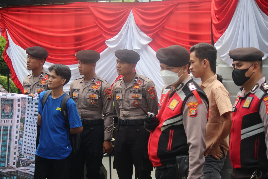 Petugas kepolisian menjaga ketat aksi di depan gedung Kementerian Keuangan (Kemenkeu), Pasar Baru, Sawah Besar, Jakarta Pusat, Selasa (31/10/23).